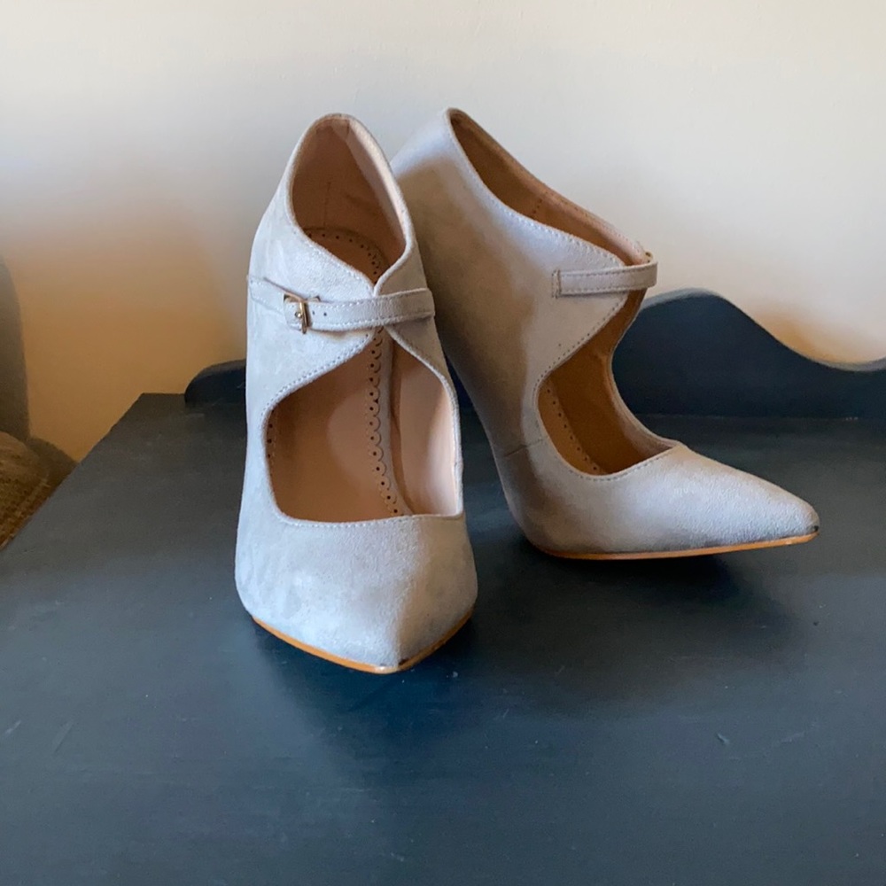 NWOT size 9 dove grey heels
